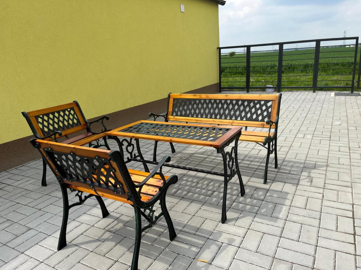 Apartment Golden Prague 78 Вестец Экстерьер фото